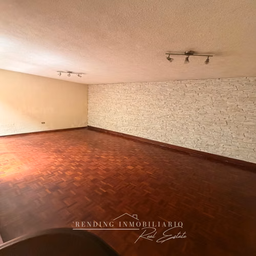 Casa en renta zona 10 para oficinas sector Pradera de 5 habitaciones + 2 parqueos