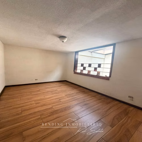 Casa en renta zona 10 para oficinas sector Pradera de 5 habitaciones + 2 parqueos
