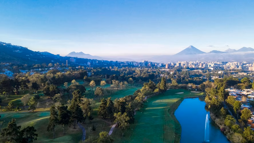 Terreno en venta en Club de Golf San Isidro, Zona 16 – Ubicación en segunda fila
