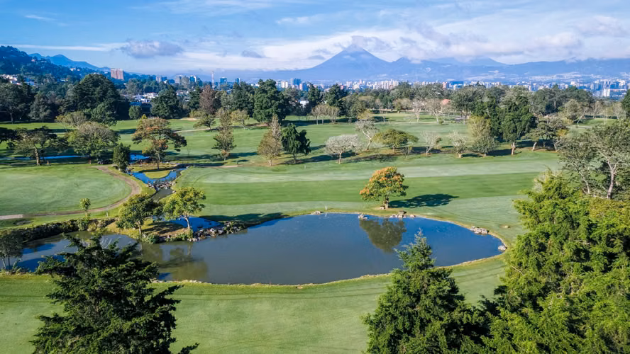 Terreno en venta en Club de Golf San Isidro, Zona 16 – Ubicación en segunda fila