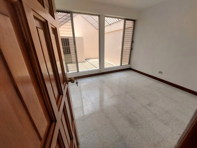 RENTO AMPLIA CASA EN ZONA 13 CERCA A LAS AMERICAS IDEAL PARA CLINICA OFICINA U ONG - Imagen 4