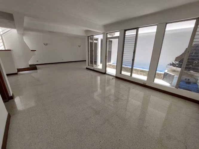 AMPLIA CASA EN RENTA EN ZONA 13 CERCA A LAS AMERICAS IDEAL PARA OFICINA