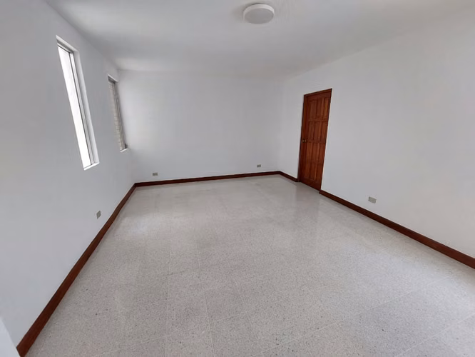 AMPLIA CASA EN RENTA EN ZONA 13 CERCA A LAS AMERICAS IDEAL PARA OFICINA