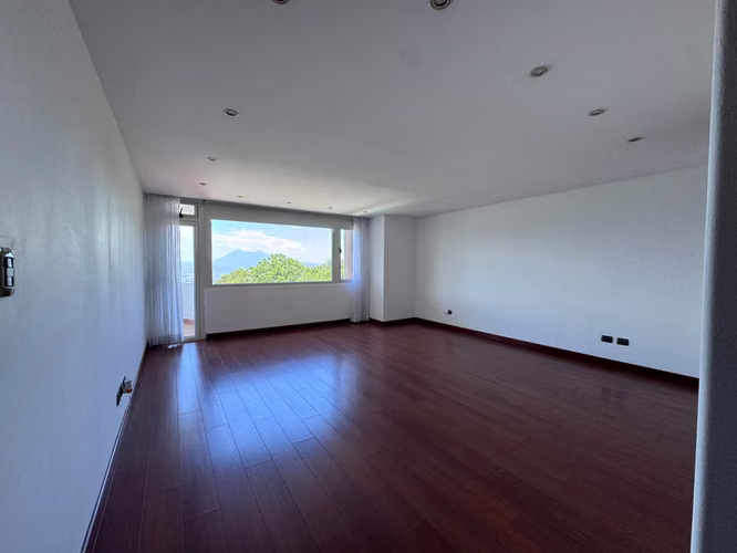 Amplio apartamento en alquiler con estudio y sala familiar en Zona 14