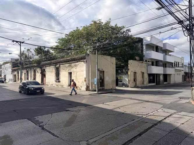 Corner lot for sale in Zone 1, Guatemala City.