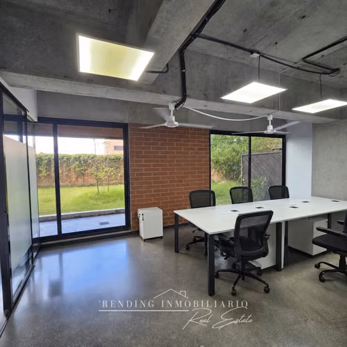 Oficina en renta zona 4 edificio 4 Venezia de un ambiente + 2 parqueos