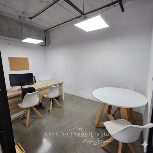 Oficina en renta zona 4 edificio 4 Venezia de un ambiente + 2 parqueos
