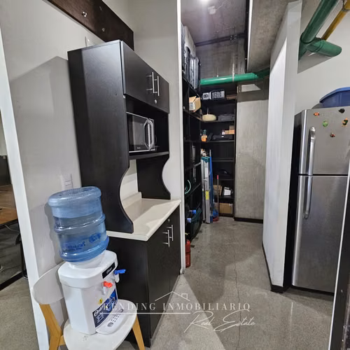 Oficina en venta zona 4 edificio Cuatro 36 de 104 m² + 4 parqueos (Rentada)