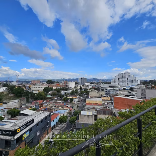 Oficina en venta zona 4 edificio Cuatro 36 de 104 m² + 4 parqueos (Rentada)