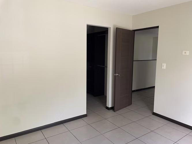 RENTO APARTAMENTO TIPO VILLA DOS NIVELES CONDADO NARANJO
