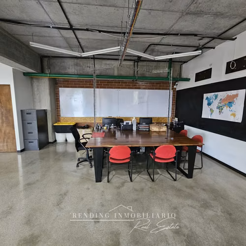 Oficina en venta zona 4 edificio Cuatro 36 de 145 m² + 6 parqueos (Rentada)