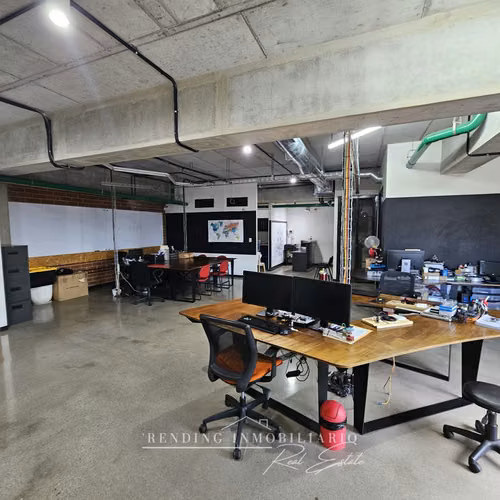 Oficina en venta zona 4 edificio Cuatro 36 de 145 m² + 6 parqueos (Rentada)