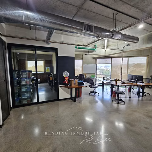 Oficina en venta zona 4 edificio Cuatro 36 de 145 m² + 6 parqueos (Rentada)