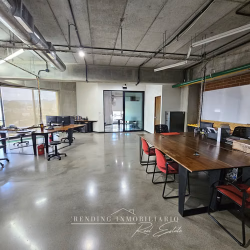 Oficina en venta zona 4 edificio Cuatro 36 de 145 m² + 6 parqueos (Rentada)