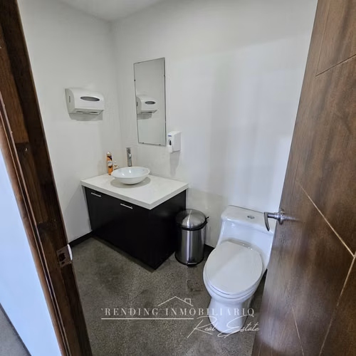 Oficina en venta zona 4 edificio Cuatro 36 de 145 m² + 6 parqueos (Rentada)