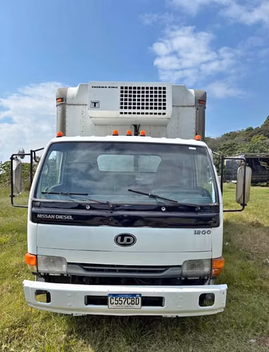 Camión Nissan UD 1200