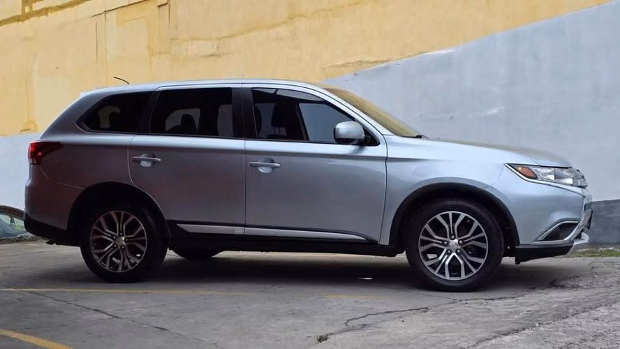 MITSUBISHI OUTLANDER 2016