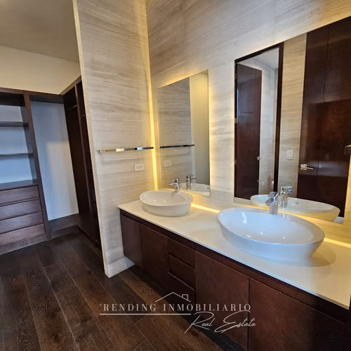 Apartamento en renta zona 14 edificio Echo de 2 habitaciones + 2 parqueos