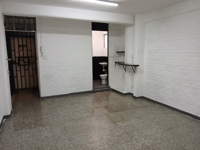 Oficina en alquiler zona 4 / 4 grados norte Q2,950 / 25mts