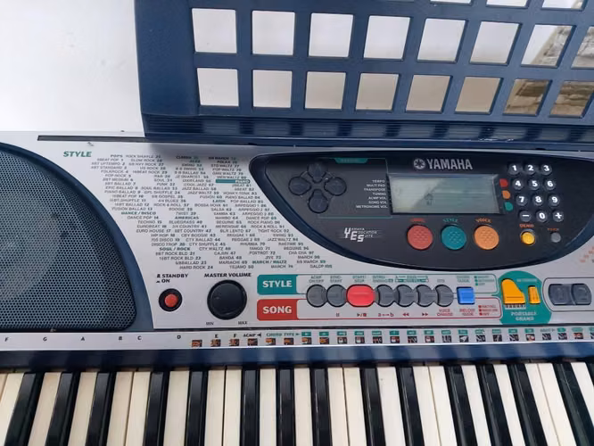 Vendo Teclado con PEDESTAL Yamaha PSR 240