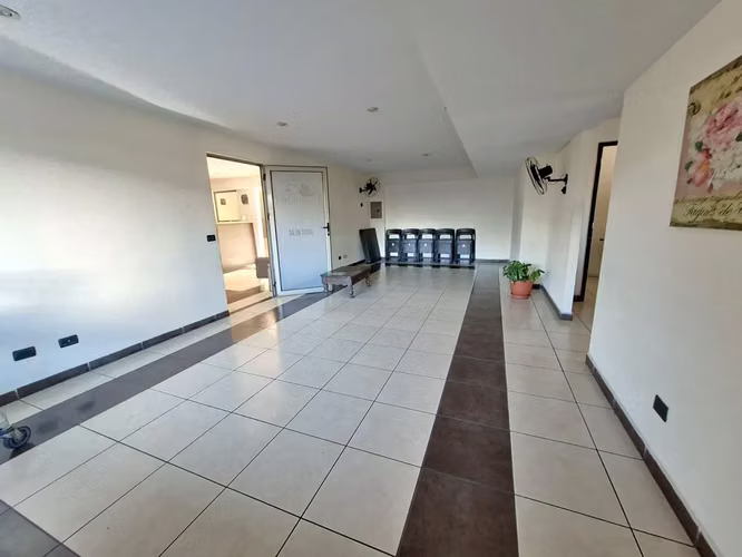 Apartamento con 2 habitaciones con balcón en Jardines de Las Charcas, Zona 11 - en Venta