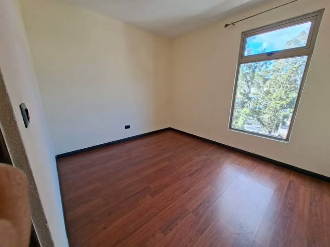 Apartamento con 2 habitaciones con balcón en Jardines de Las Charcas, Zona 11 - en Venta