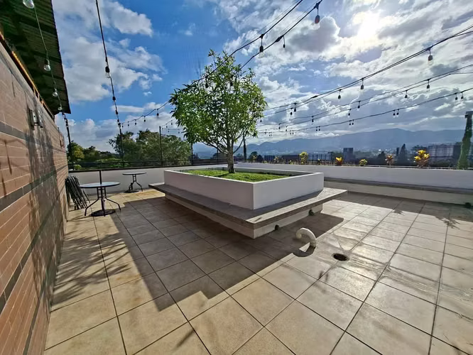 Apartamento con 2 habitaciones con balcón en Jardines de Las Charcas, Zona 11 - en Venta