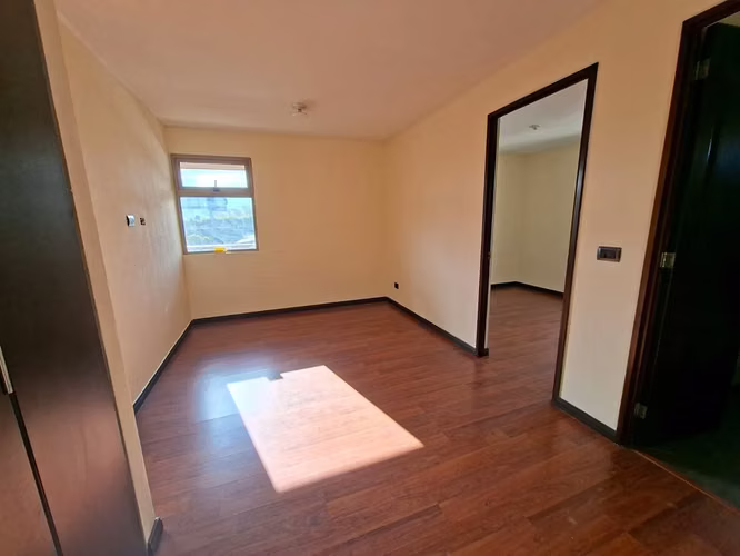 Apartamento con 2 habitaciones con balcón en Jardines de Las Charcas, Zona 11 - en Venta