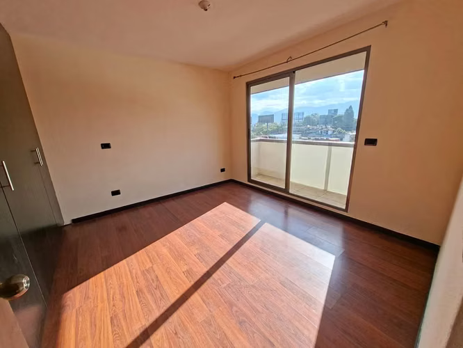 Apartamento con 2 habitaciones con balcón en Jardines de Las Charcas, Zona 11 - en Venta