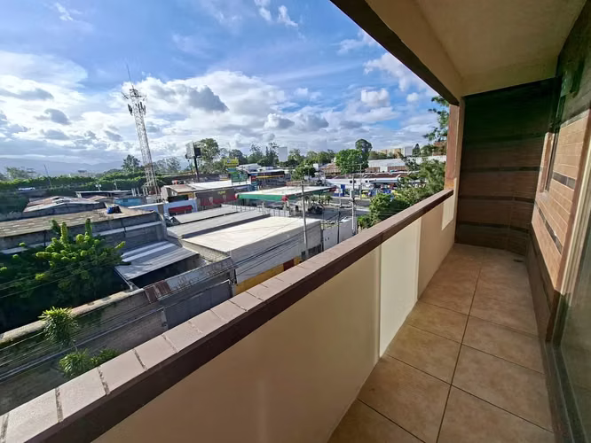 Apartamento con 2 habitaciones con balcón en Jardines de Las Charcas, Zona 11 - en Venta