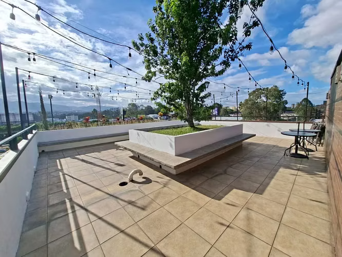 Apartamento con 2 habitaciones con balcón en Jardines de Las Charcas, Zona 11 - en Venta