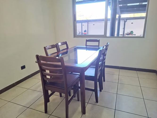 Apartamento con 2 habitaciones con balcón en Jardines de Las Charcas, Zona 11 - en Venta
