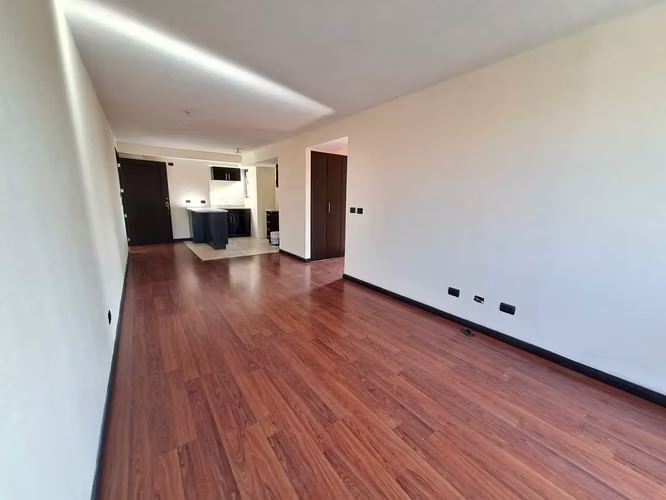 Apartamento con 2 habitaciones con balcón en Jardines de Las Charcas, Zona 11 - en Venta