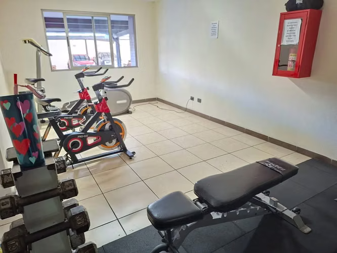 Apartamento con 2 habitaciones con balcón en Jardines de Las Charcas, Zona 11 - en Venta