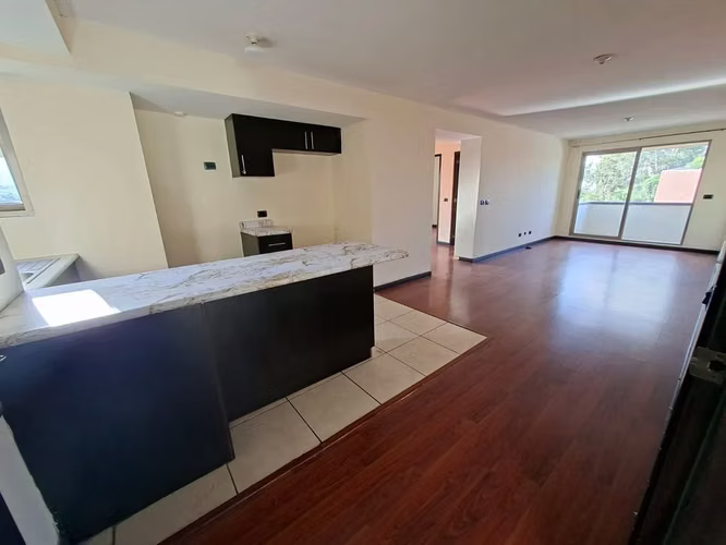 Apartamento con 2 habitaciones con balcón en Jardines de Las Charcas, Zona 11 - en Venta