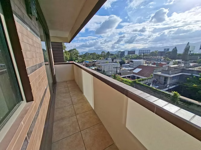 Apartamento con 2 habitaciones con balcón en Jardines de Las Charcas, Zona 11 - en Venta
