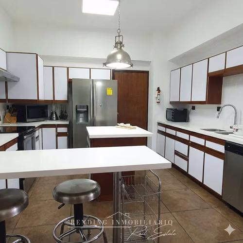 Apartamento amueblado en renta zona 14 edificio Premiere Club de 3 habitaciones + 2 parqueos