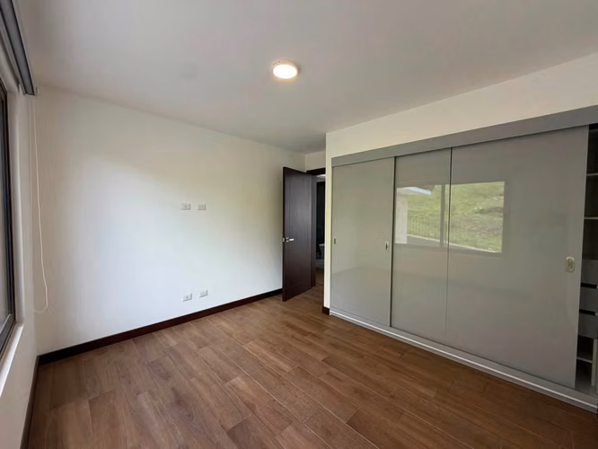 Alquiler de casa en Zona 16 En Lomas de San Isidro de 4 dormitorios BB