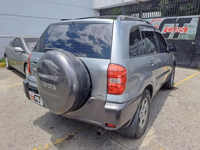 Toyota Rav 2004 Automática 4x4 de las meras Buenas - Imagen 2