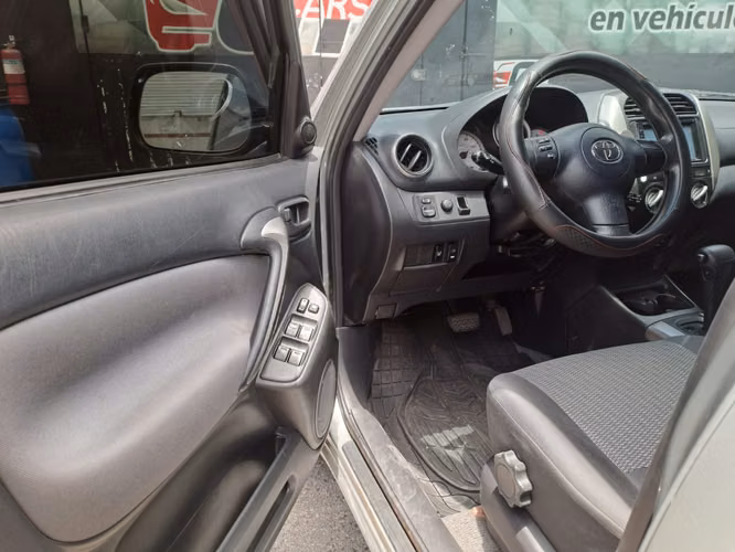 Toyota Rav 2004 Automática 4x4 de las meras Buenas - Imagen 7