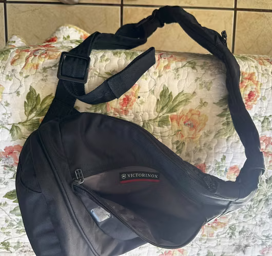 Sling Bag - Marca: VICTORINOX - Original – Nuevo - Color: Negro