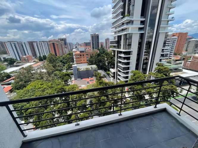Rento apartamento de 3 dormitorios en Zona 14   CERCA DE EUROPLAZA - Imagen 1