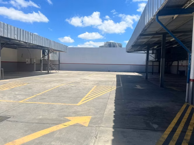 RENTO AMPLIA PROPIEDAD EN ZONA 4 EXCELETE UBICACIO IDEAL PARA SUPERMERCADO O BODEGA