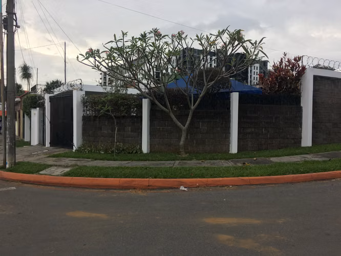 Propiedad en venta en avenida principal, zona 11 col. Mariscal Loma Linda