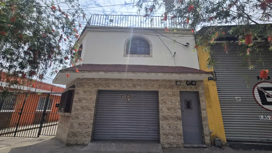 CASA COMERCIAL DE ESQUINA EN VENTA O RENTA EN ZONA 1 - Miniatura 12