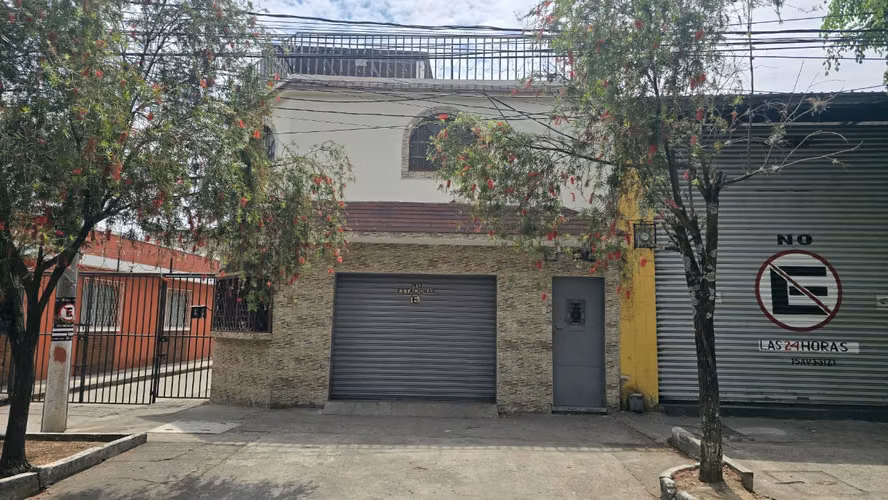 CASA COMERCIAL DE ESQUINA EN VENTA O RENTA EN ZONA 1 - Miniatura 10