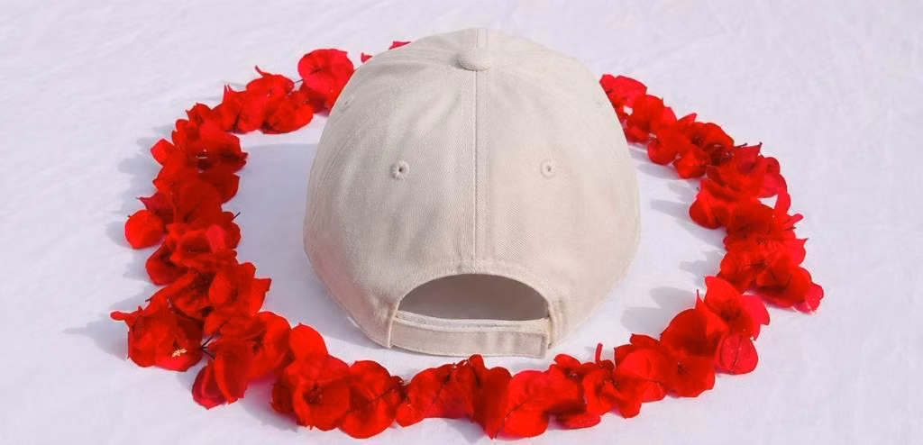 GORRA INTERNATIONAL EXPEDITIONS - EDICIÓN BLANCO/HUESO