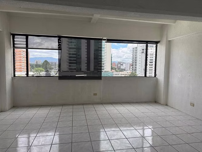 Oficina en Venta en Plaza Buró, Zona 10 – 55 m² - Image 1