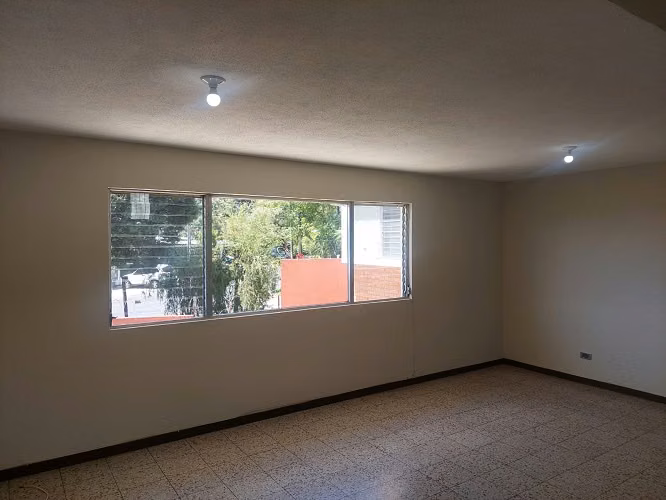 Alquiler de casa en zona 15 VHI ideal para oficinas dentro de garita AR - Imagen 2
