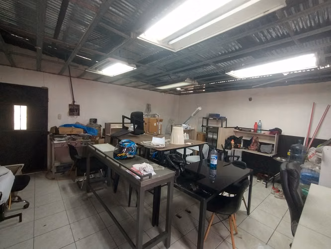 ALQUILO : Bodega de 460 Mts en Ubicacion estrategica z. 12 , Av. Petapa - Imagen 3